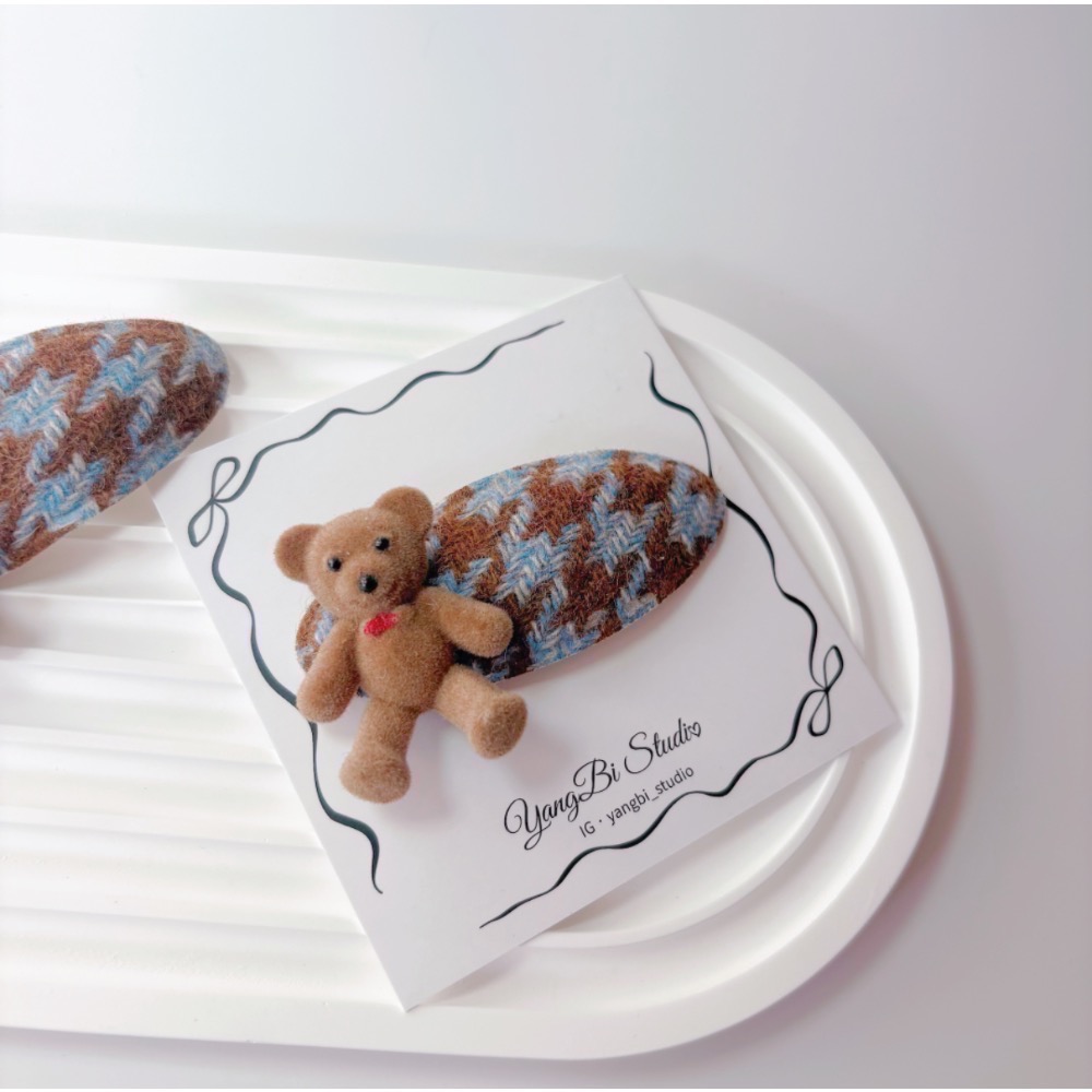 𝓨𝓪𝓷𝓰𝓑𝓲🕊️【韓系千鳥格植絨小熊髮夾】 V442-細節圖3