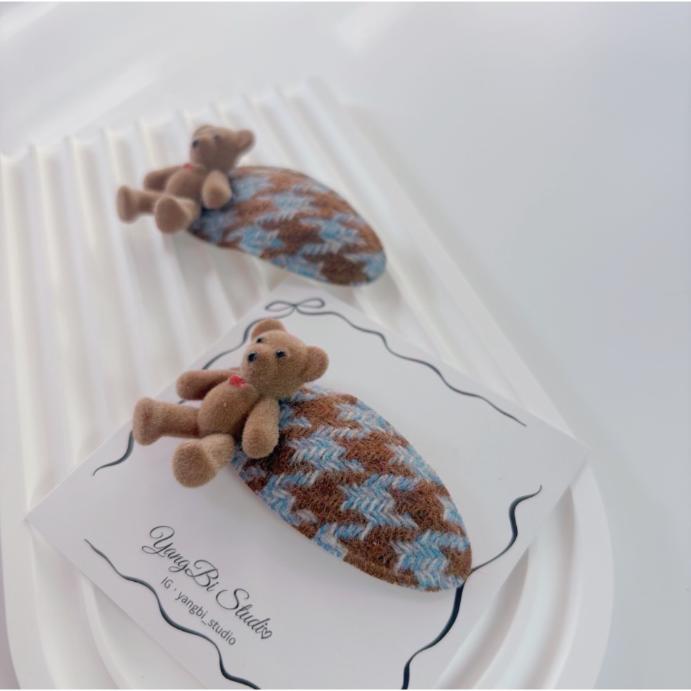 𝓨𝓪𝓷𝓰𝓑𝓲🕊️【韓系千鳥格植絨小熊髮夾】 V442-細節圖4