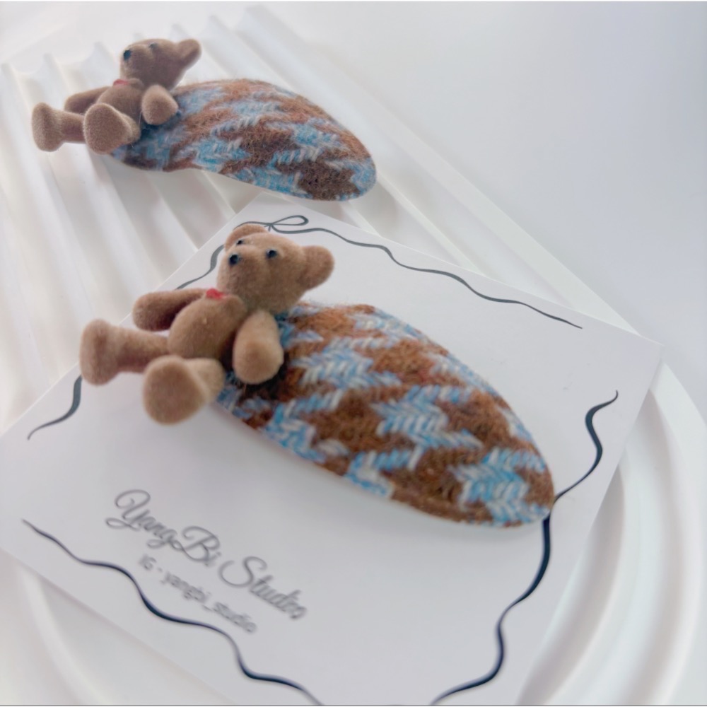 𝓨𝓪𝓷𝓰𝓑𝓲🕊️【韓系千鳥格植絨小熊髮夾】 V442-細節圖5