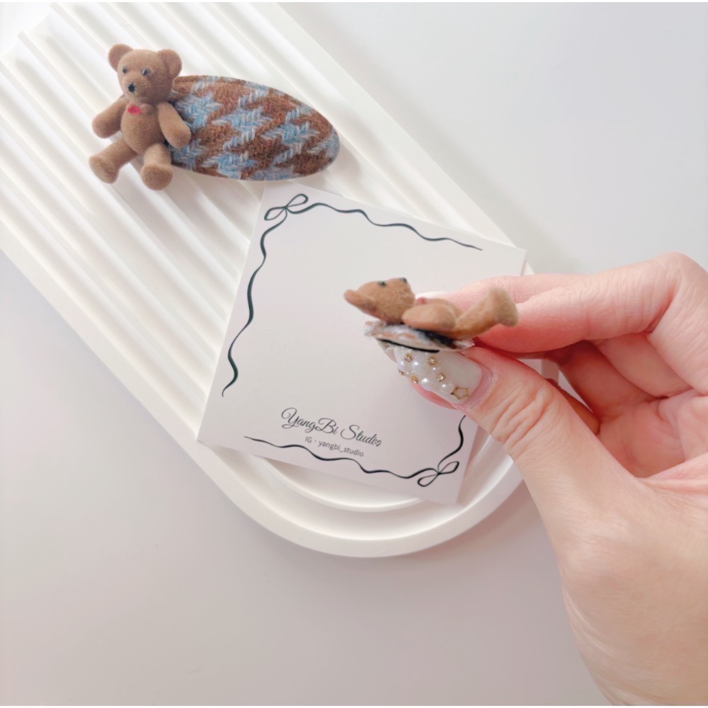 𝓨𝓪𝓷𝓰𝓑𝓲🕊️【韓系千鳥格植絨小熊髮夾】 V442-細節圖7