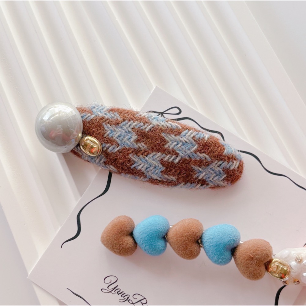 𝓨𝓪𝓷𝓰𝓑𝓲🕊️【高質感愛心撞色植絨千鳥格髮夾】 V443-細節圖4