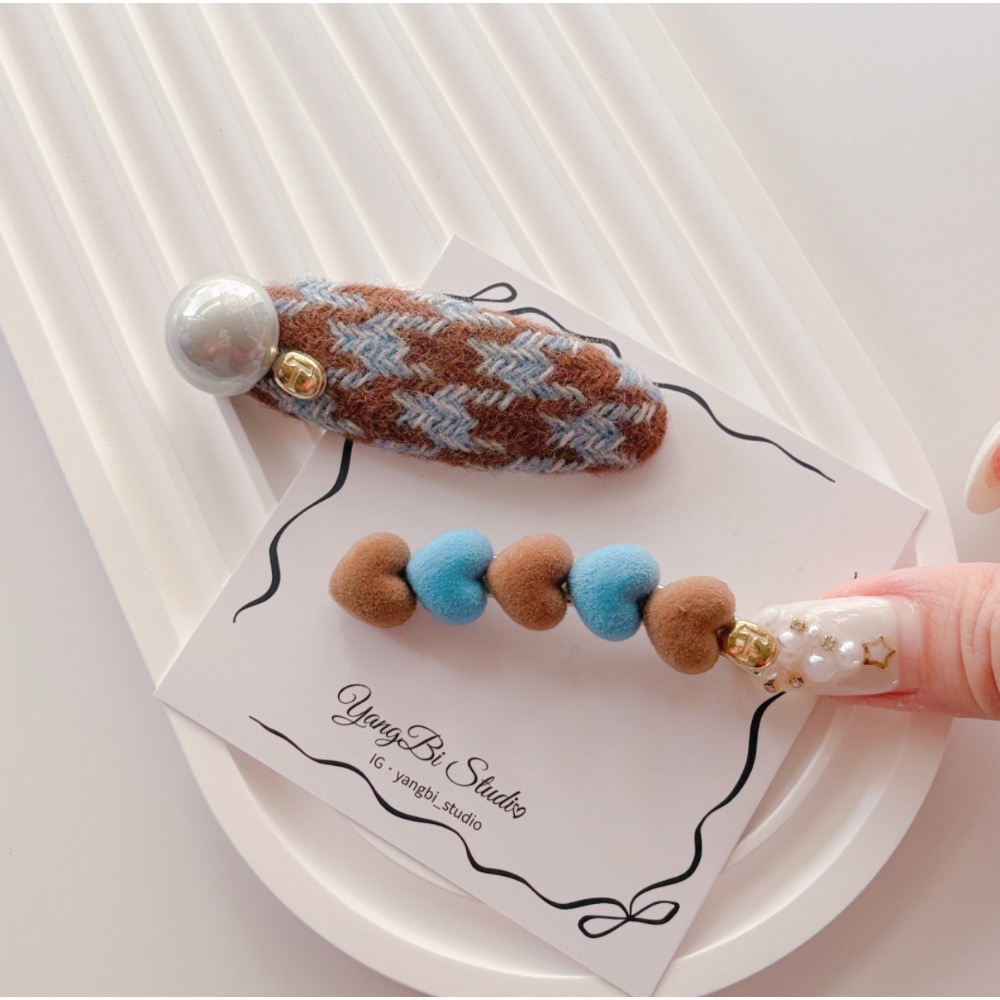 𝓨𝓪𝓷𝓰𝓑𝓲🕊️【高質感愛心撞色植絨千鳥格髮夾】 V443-細節圖5