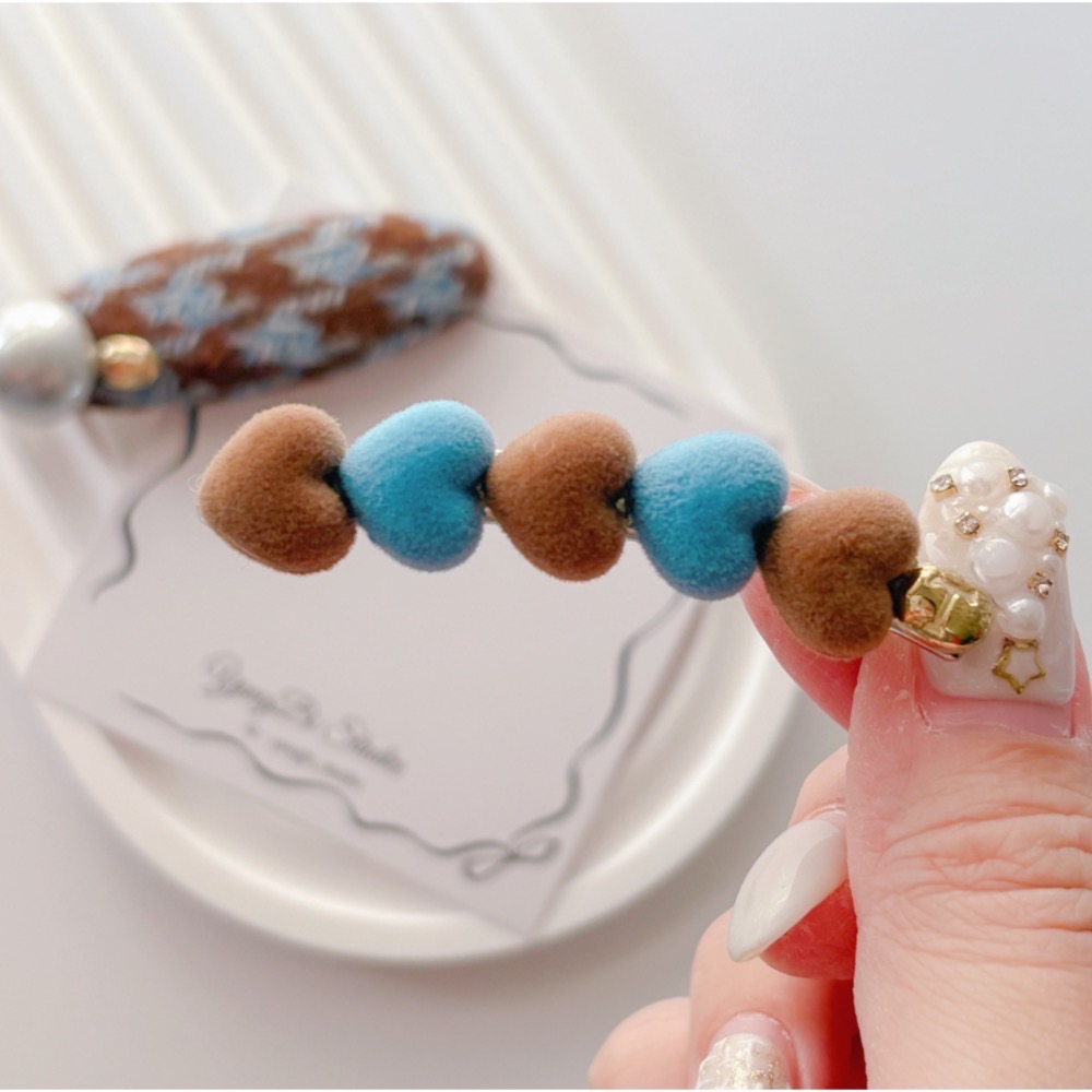 𝓨𝓪𝓷𝓰𝓑𝓲🕊️【高質感愛心撞色植絨千鳥格髮夾】 V443-細節圖8