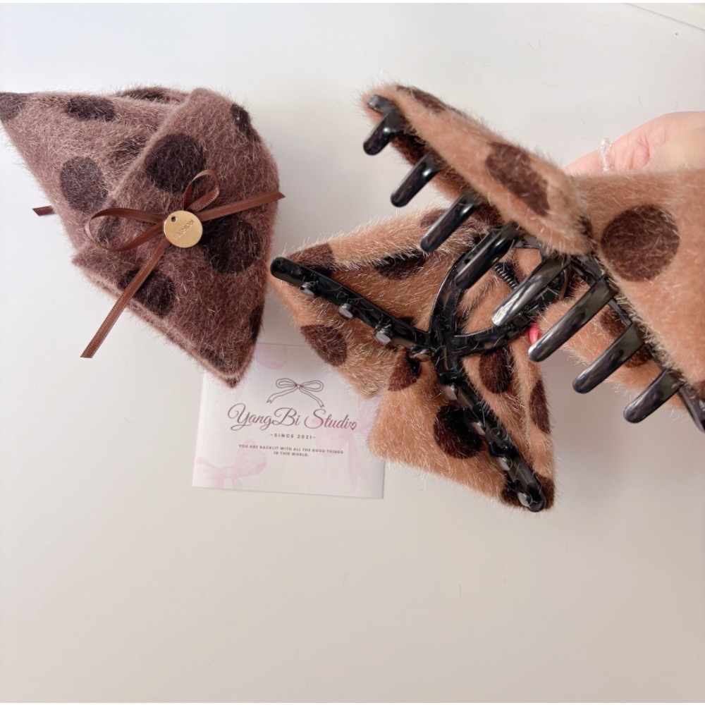 𝓨𝓪𝓷𝓰𝓑𝓲🕊️【毛絨波點蝴蝶結三角鯊魚夾】V451-細節圖8