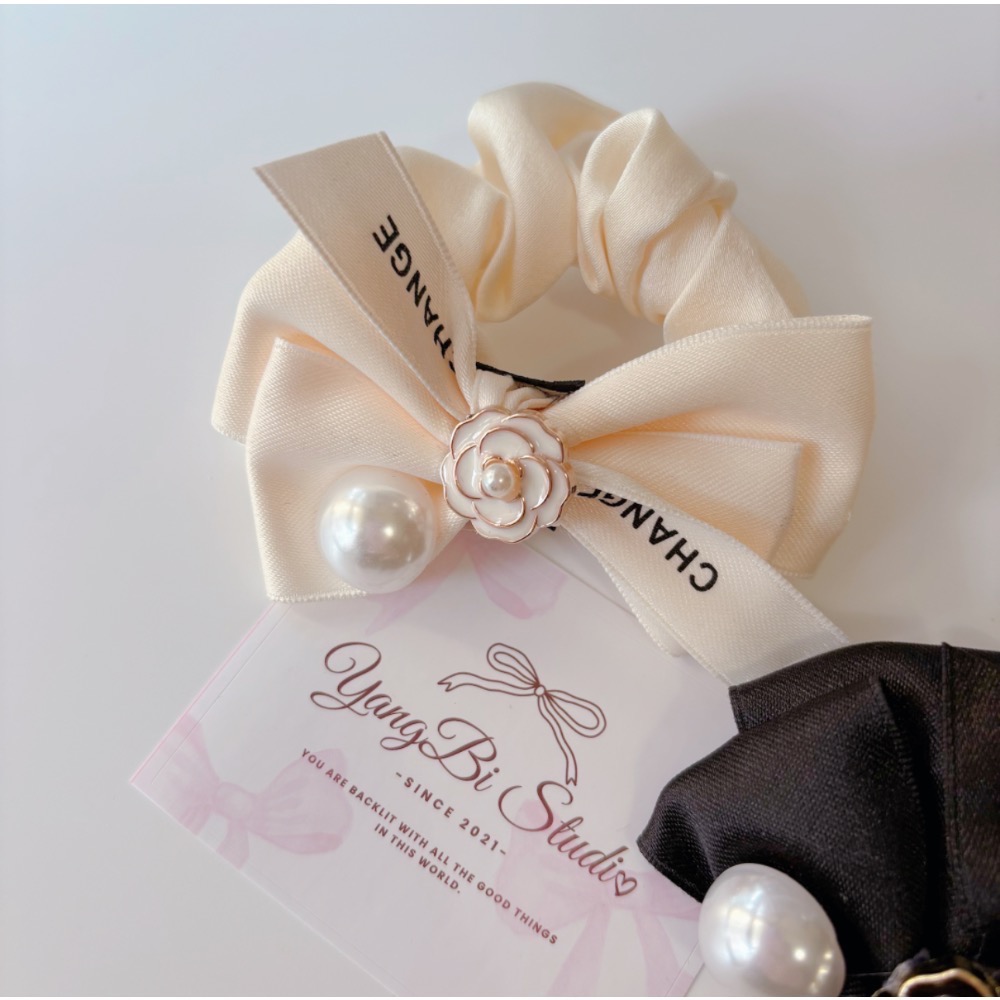 𝓨𝓪𝓷𝓰𝓑𝓲🕊️【氣質山茶花珍珠蝴蝶結緞面腸圈 髮束】V453-細節圖2