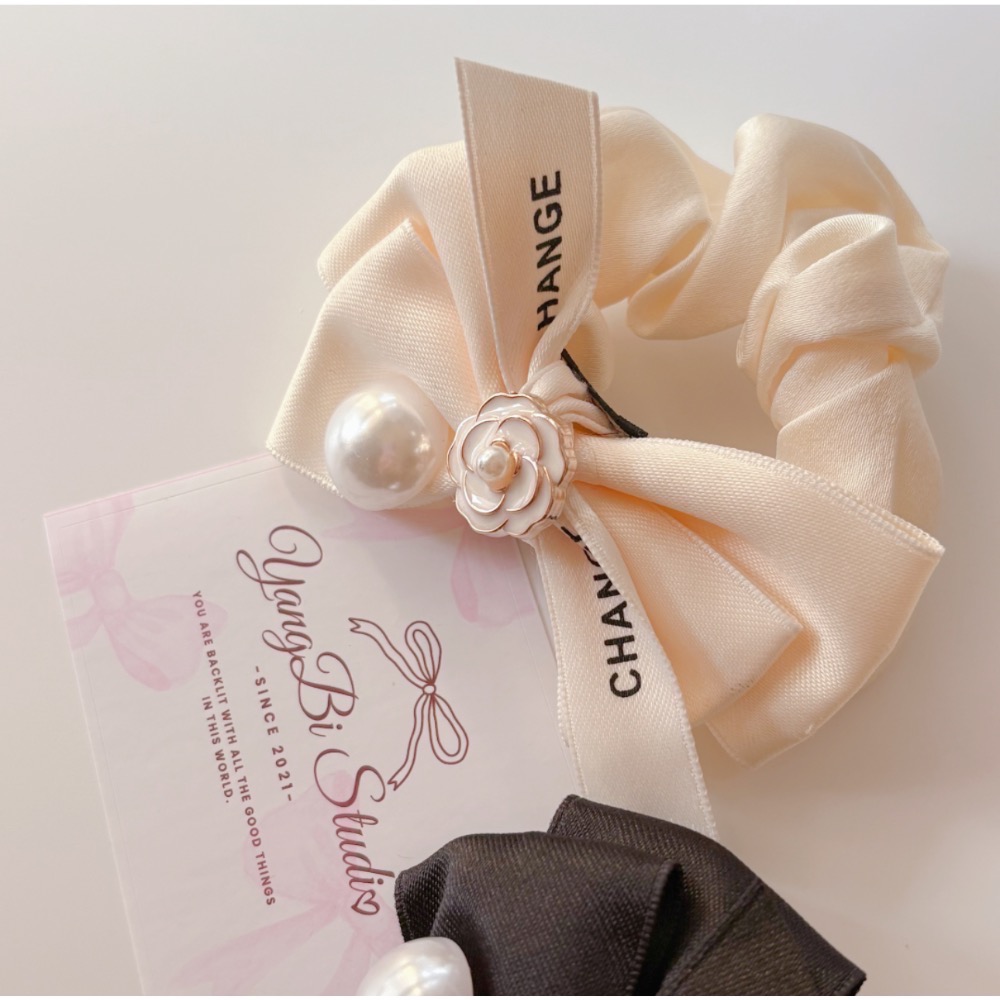 𝓨𝓪𝓷𝓰𝓑𝓲🕊️【氣質山茶花珍珠蝴蝶結緞面腸圈 髮束】V453-細節圖6