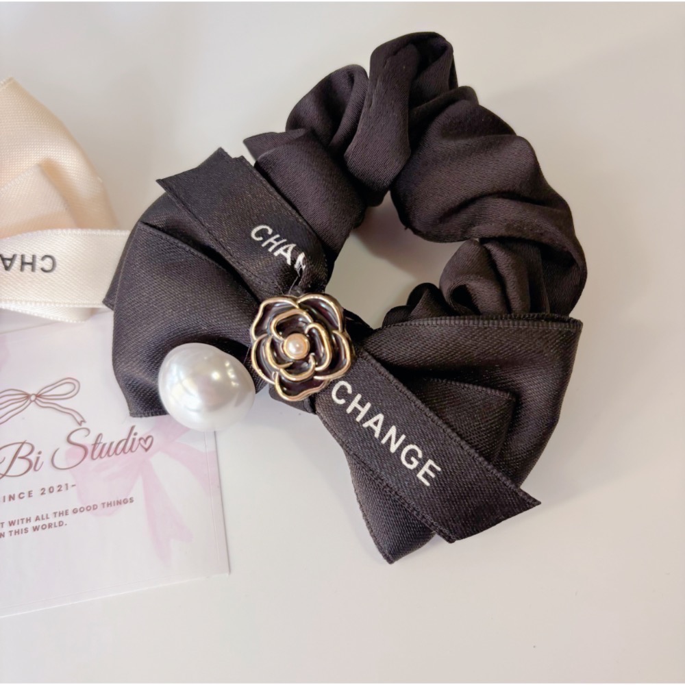 𝓨𝓪𝓷𝓰𝓑𝓲🕊️【氣質山茶花珍珠蝴蝶結緞面腸圈 髮束】V453-細節圖3