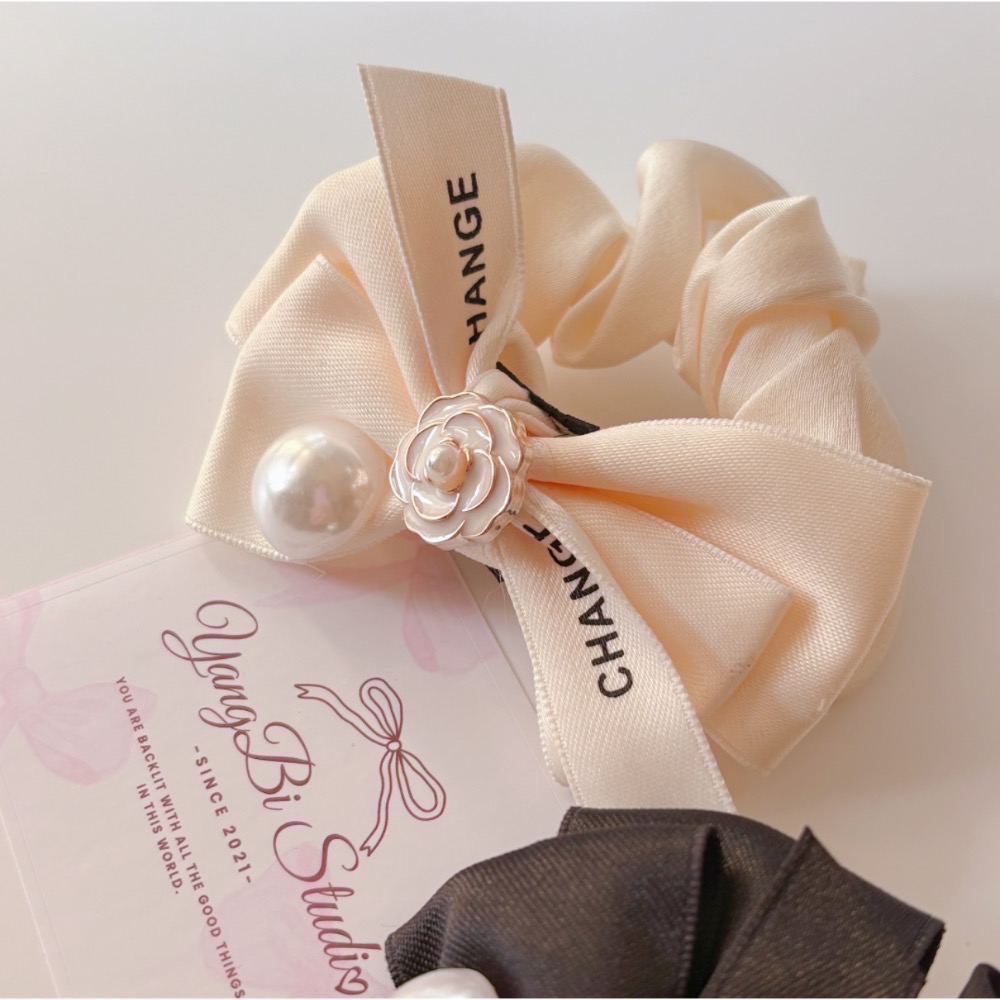 𝓨𝓪𝓷𝓰𝓑𝓲🕊️【氣質山茶花珍珠蝴蝶結緞面腸圈 髮束】V453-細節圖7