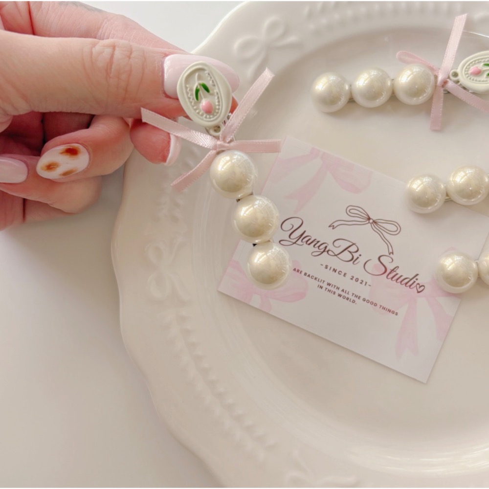 𝓨𝓪𝓷𝓰𝓑𝓲🕊️【質感女孩．鬱金香絲帶蝴蝶結珍珠髮夾】瀏海夾 V458-細節圖5