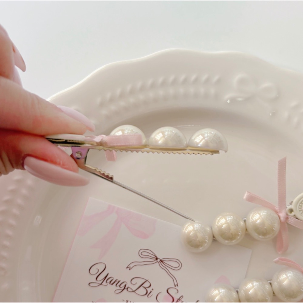 𝓨𝓪𝓷𝓰𝓑𝓲🕊️【質感女孩．鬱金香絲帶蝴蝶結珍珠髮夾】瀏海夾 V458-細節圖7