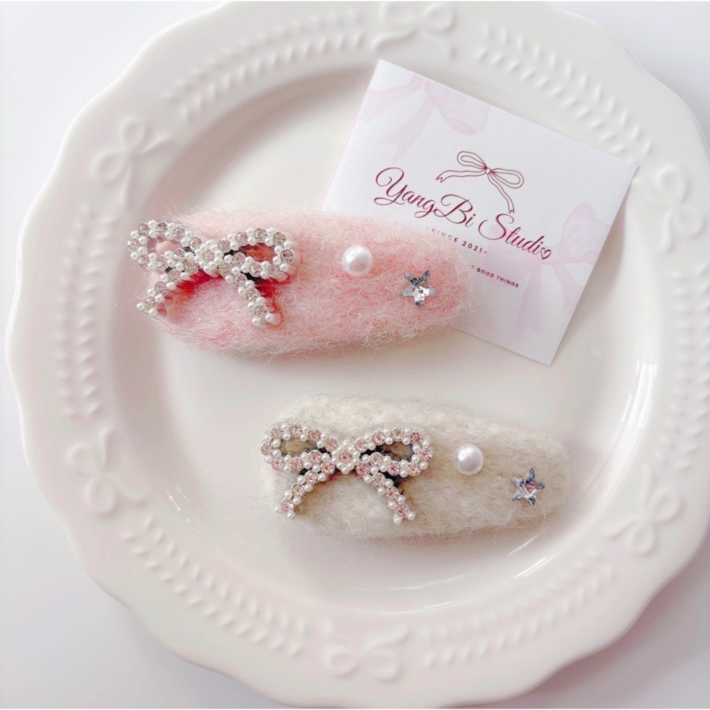 𝓨𝓪𝓷𝓰𝓑𝓲🕊️【韓系溫柔小姐姐毛呢珍珠蝴蝶結髮夾】【瀏海夾 掰掰夾】 V460-細節圖2