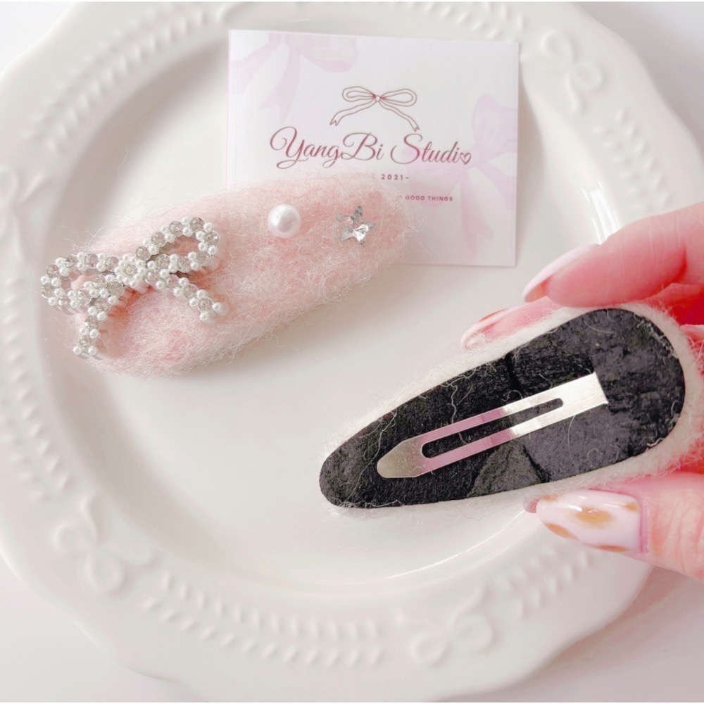 𝓨𝓪𝓷𝓰𝓑𝓲🕊️【韓系溫柔小姐姐毛呢珍珠蝴蝶結髮夾】【瀏海夾 掰掰夾】 V460-細節圖6