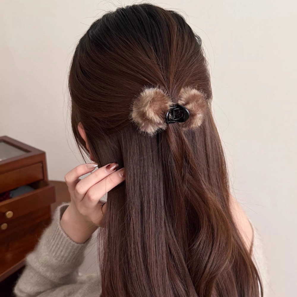 𝓨𝓪𝓷𝓰𝓑𝓲🕊️【觸感好摸 質感毛球小抓夾 甜美公主頭髮夾】 V463-細節圖5