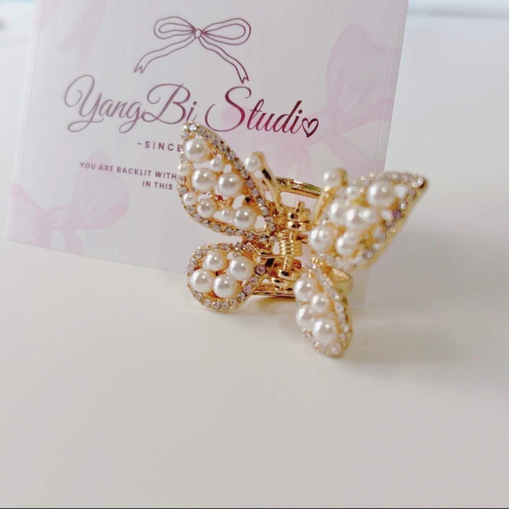 𝓨𝓪𝓷𝓰𝓑𝓲🕊️韓國氣質小抓夾｜精緻珍珠水鑽蝴蝶小抓夾 側邊夾 瀏海夾 日常約會必備 V469-細節圖8