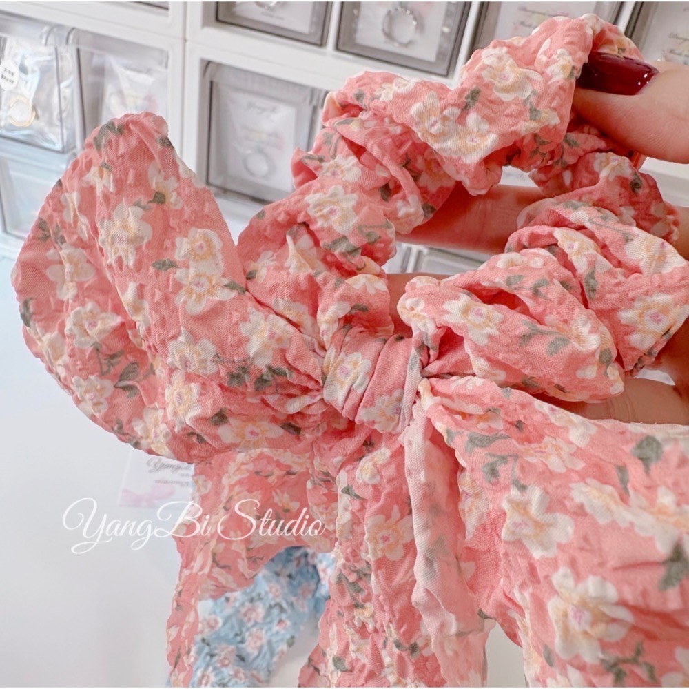 𝓨𝓪𝓷𝓰𝓑𝓲🕊️質感超級好🌸大蝴蝶結長尾立體壓紋小碎花大腸圈 V472-細節圖9