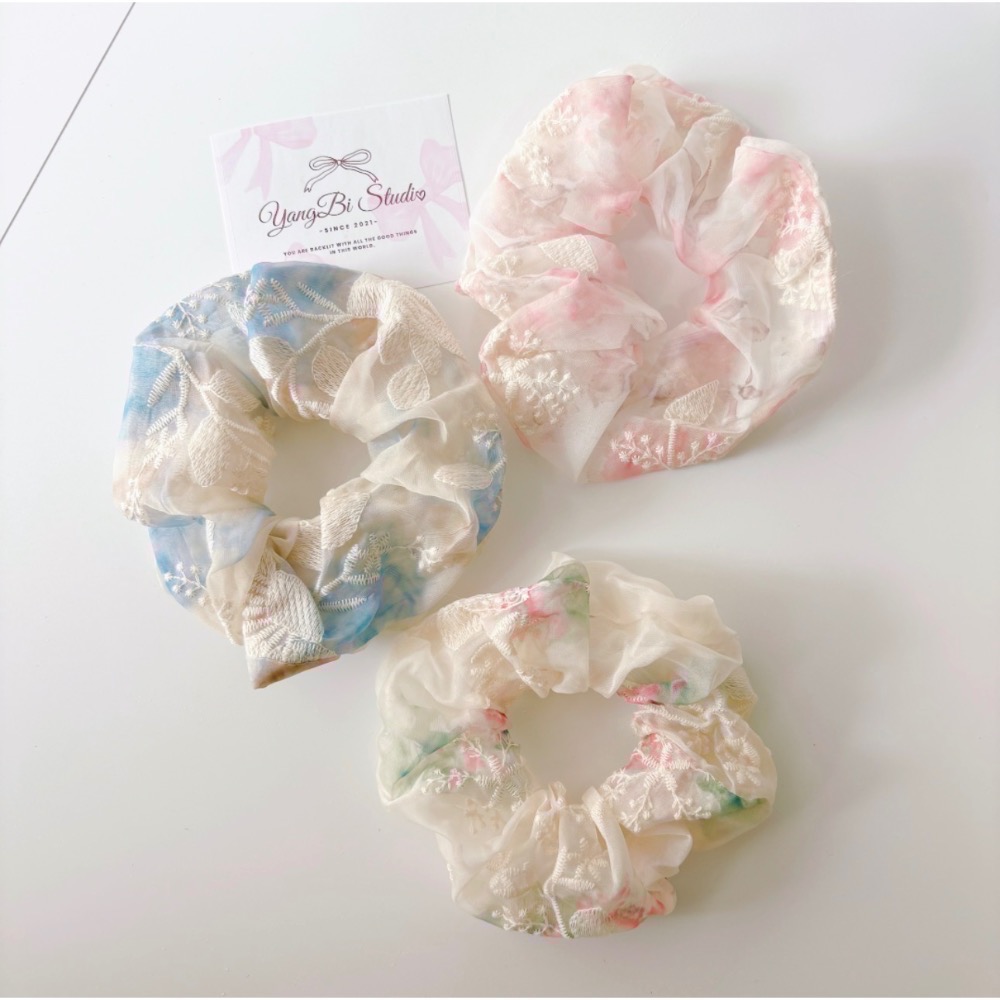 𝓨𝓪𝓷𝓰𝓑𝓲🕊️春日浪漫🫧溫柔刺繡花朵大腸圈 V482-細節圖3