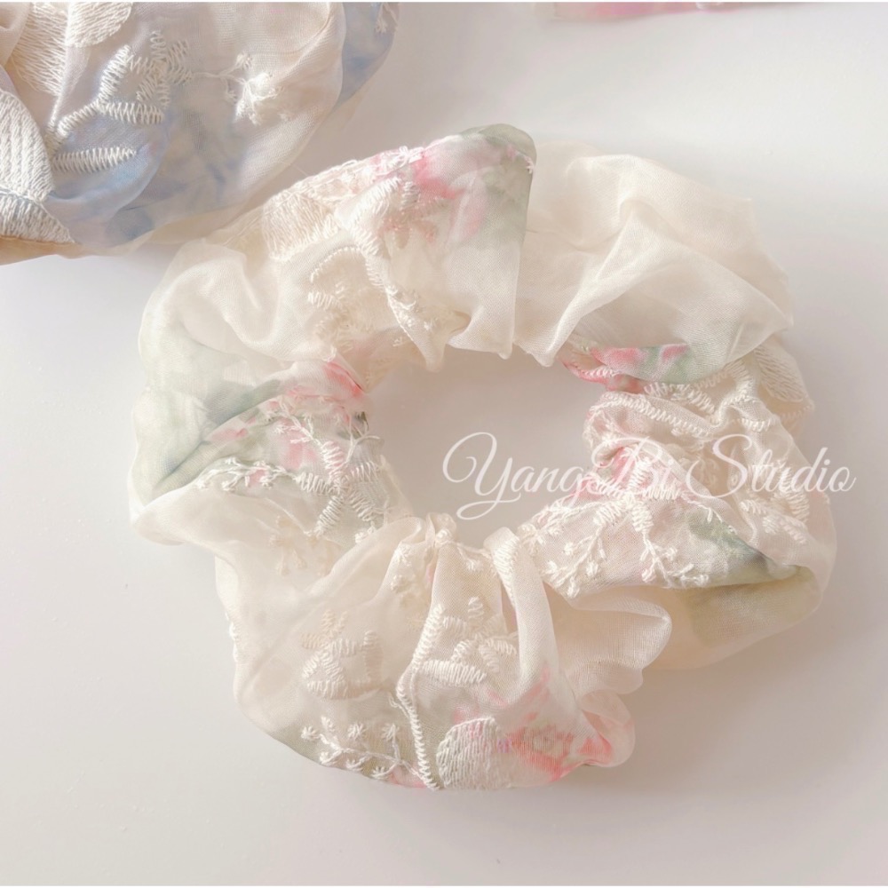 𝓨𝓪𝓷𝓰𝓑𝓲🕊️春日浪漫🫧溫柔刺繡花朵大腸圈 V482-規格圖10