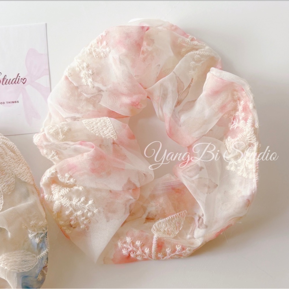 𝓨𝓪𝓷𝓰𝓑𝓲🕊️春日浪漫🫧溫柔刺繡花朵大腸圈 V482-規格圖10