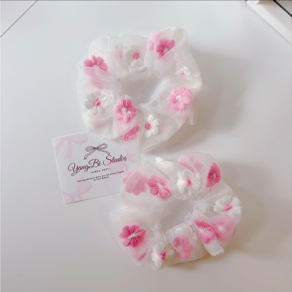 𝓨𝓪𝓷𝓰𝓑𝓲🕊️限量款｜春日飄飄 桃花刺繡花朵歐根紗大腸圈V502-細節圖5