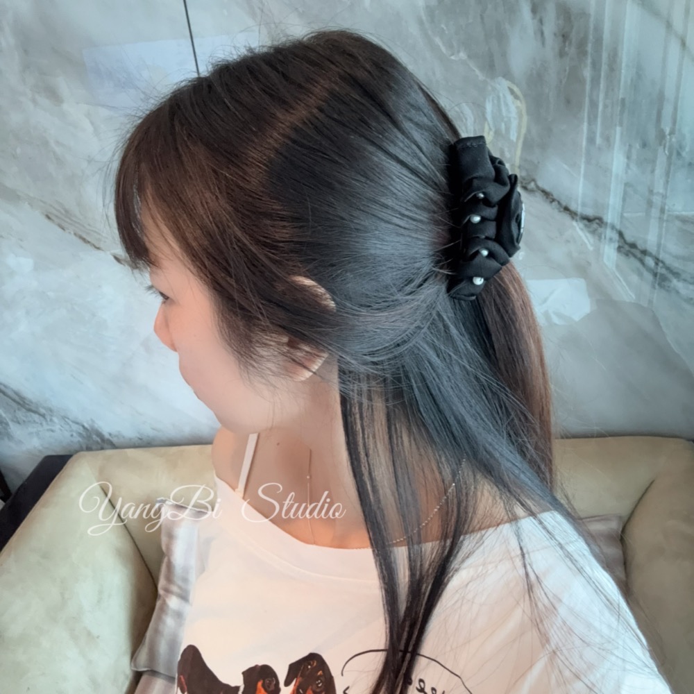 𝓨𝓪𝓷𝓰𝓑𝓲🕊️正韓🇰🇷氣質珍珠緞面皺摺鯊魚夾 V520-細節圖5