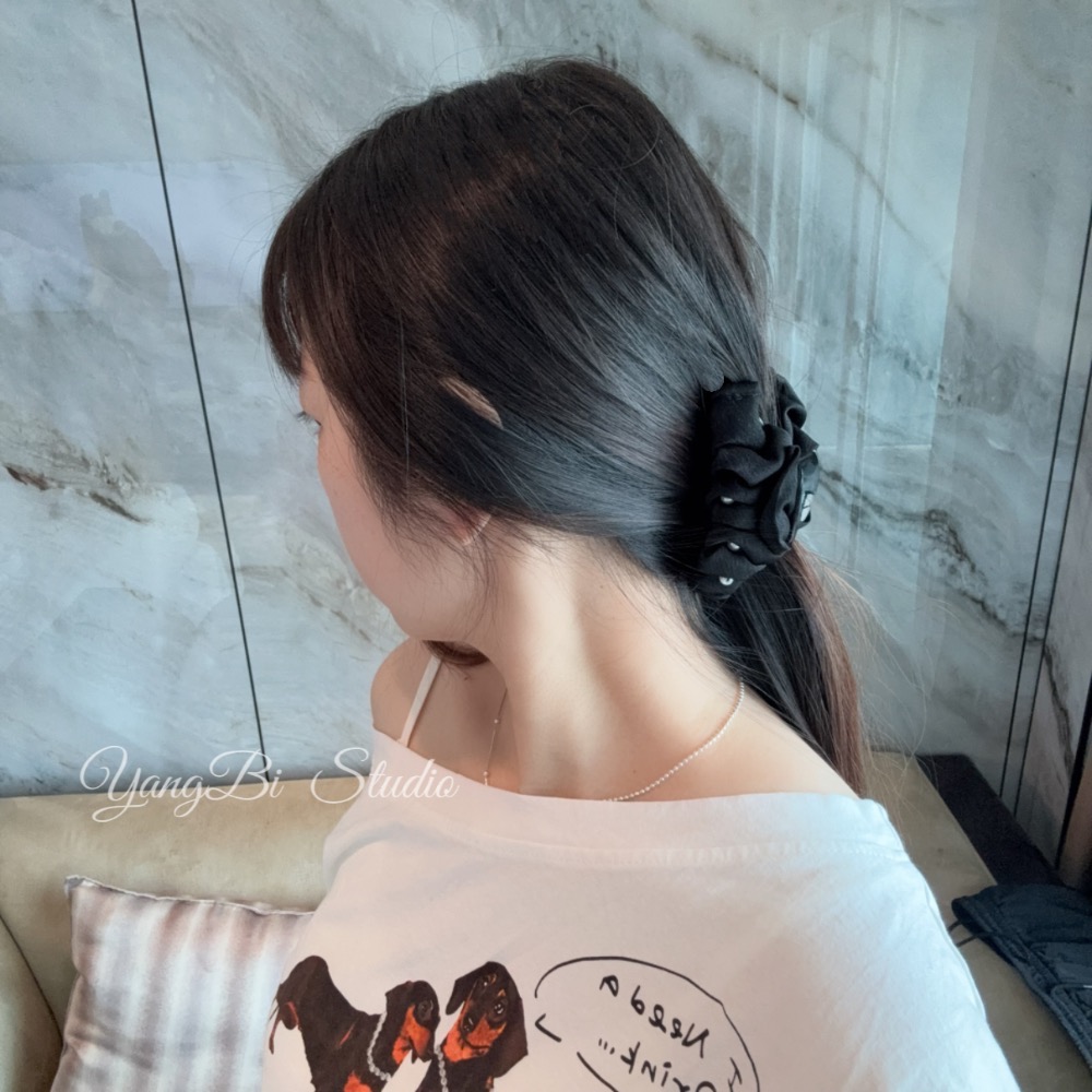 𝓨𝓪𝓷𝓰𝓑𝓲🕊️正韓🇰🇷氣質珍珠緞面皺摺鯊魚夾 V520-細節圖7