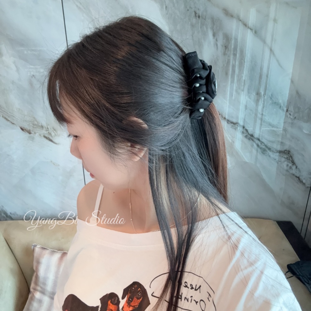 𝓨𝓪𝓷𝓰𝓑𝓲🕊️正韓🇰🇷氣質珍珠緞面皺摺鯊魚夾 V520-細節圖10