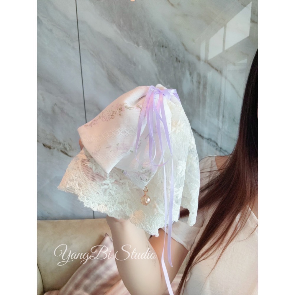 𝓨𝓪𝓷𝓰𝓑𝓲正韓質感超好🇰🇷馬尾夾界的天花板 韓國厚磅布料絕美蕾絲蝴蝶結串晶馬尾夾 V536-細節圖3