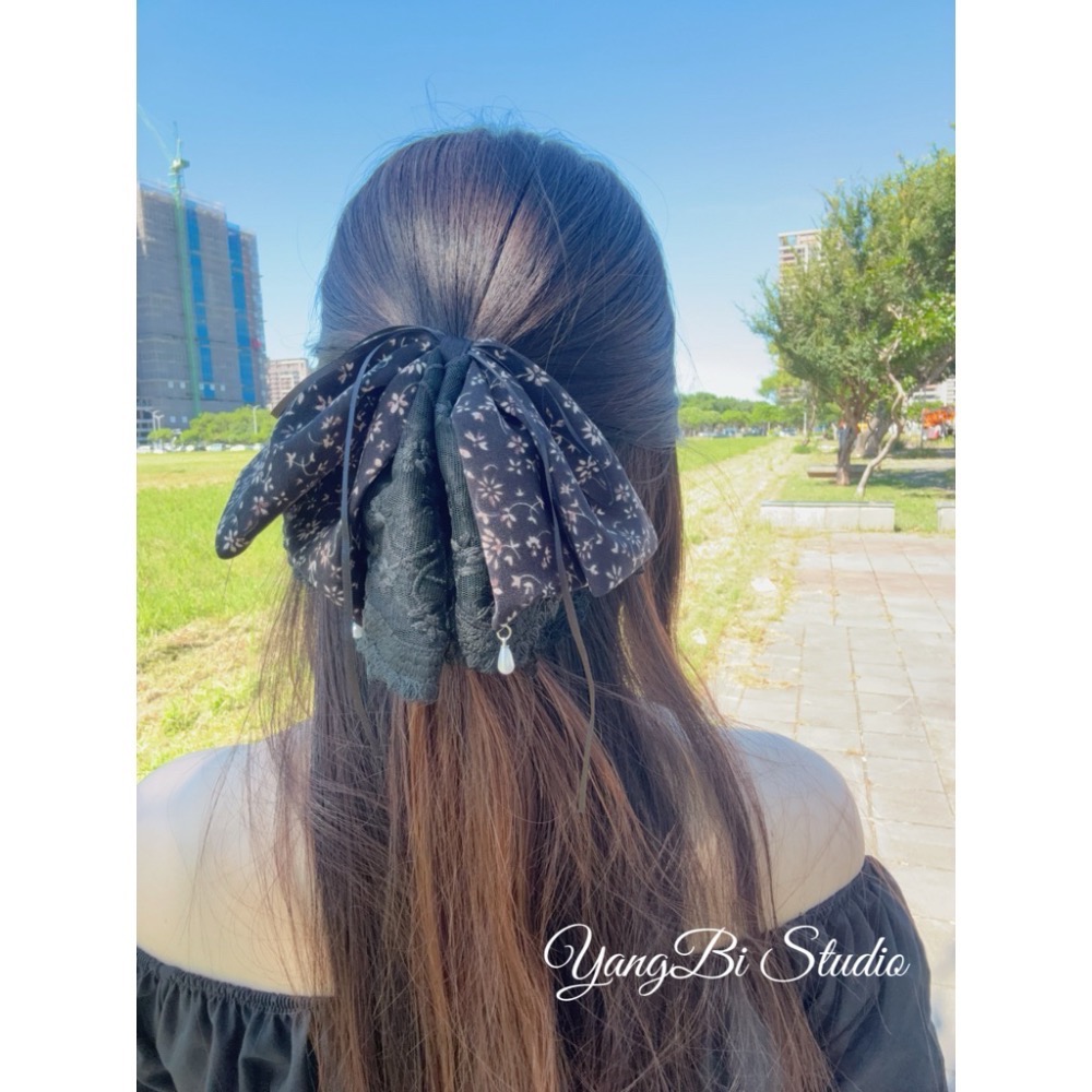 𝓨𝓪𝓷𝓰𝓑𝓲正韓質感超好🇰🇷馬尾夾界的天花板 厚磅布料絕美蕾絲碎花珍珠垂墜蝴蝶結串晶馬尾夾 V556-細節圖2