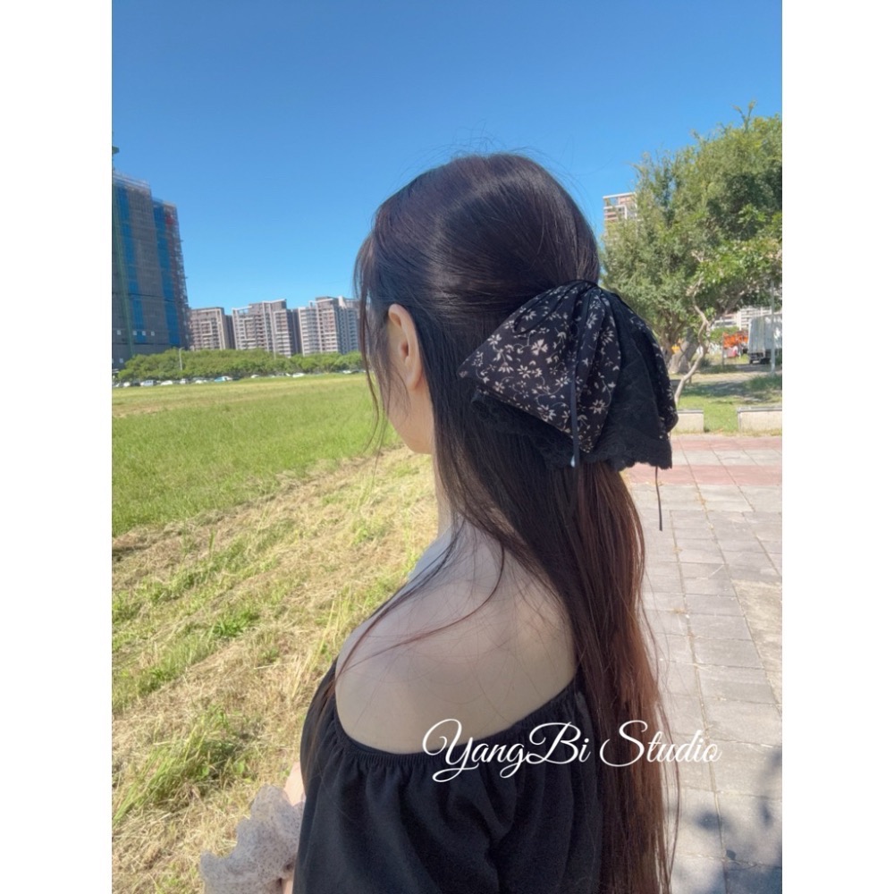 𝓨𝓪𝓷𝓰𝓑𝓲正韓質感超好🇰🇷馬尾夾界的天花板 厚磅布料絕美蕾絲碎花珍珠垂墜蝴蝶結串晶馬尾夾 V556-細節圖4