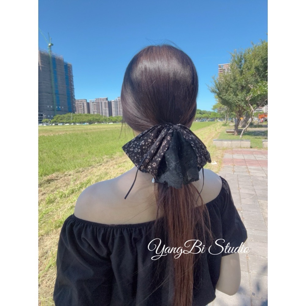 𝓨𝓪𝓷𝓰𝓑𝓲正韓質感超好🇰🇷馬尾夾界的天花板 厚磅布料絕美蕾絲碎花珍珠垂墜蝴蝶結串晶馬尾夾 V556-細節圖5