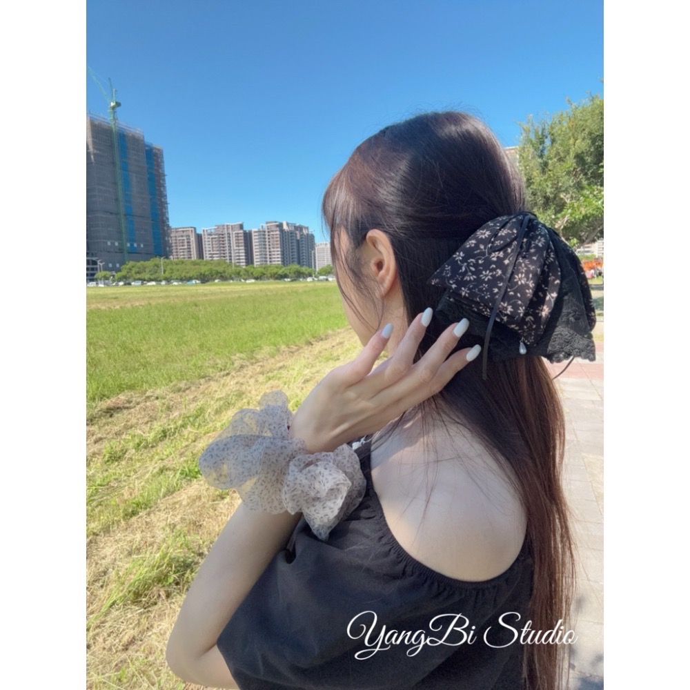 𝓨𝓪𝓷𝓰𝓑𝓲正韓質感超好🇰🇷馬尾夾界的天花板 厚磅布料絕美蕾絲碎花珍珠垂墜蝴蝶結串晶馬尾夾 V556-細節圖6