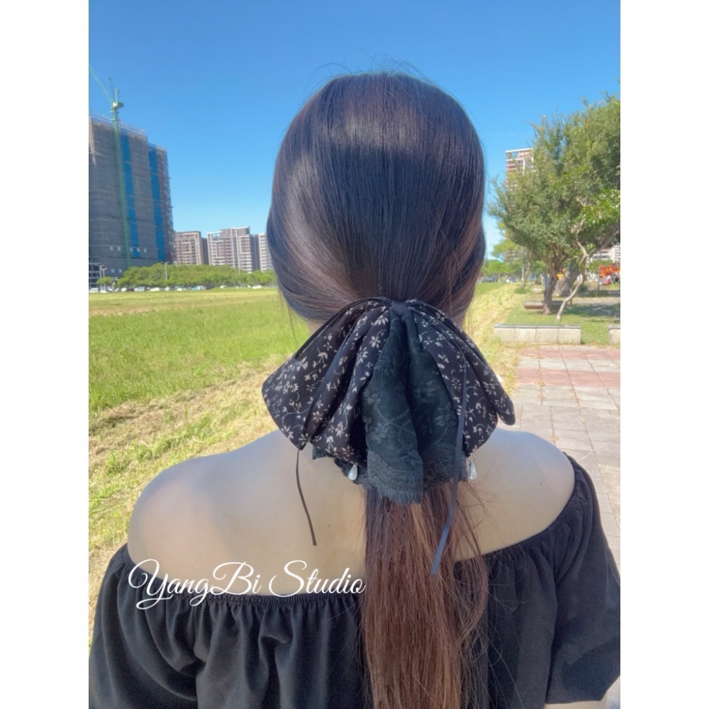 𝓨𝓪𝓷𝓰𝓑𝓲正韓質感超好🇰🇷馬尾夾界的天花板 厚磅布料絕美蕾絲碎花珍珠垂墜蝴蝶結串晶馬尾夾 V556-細節圖8