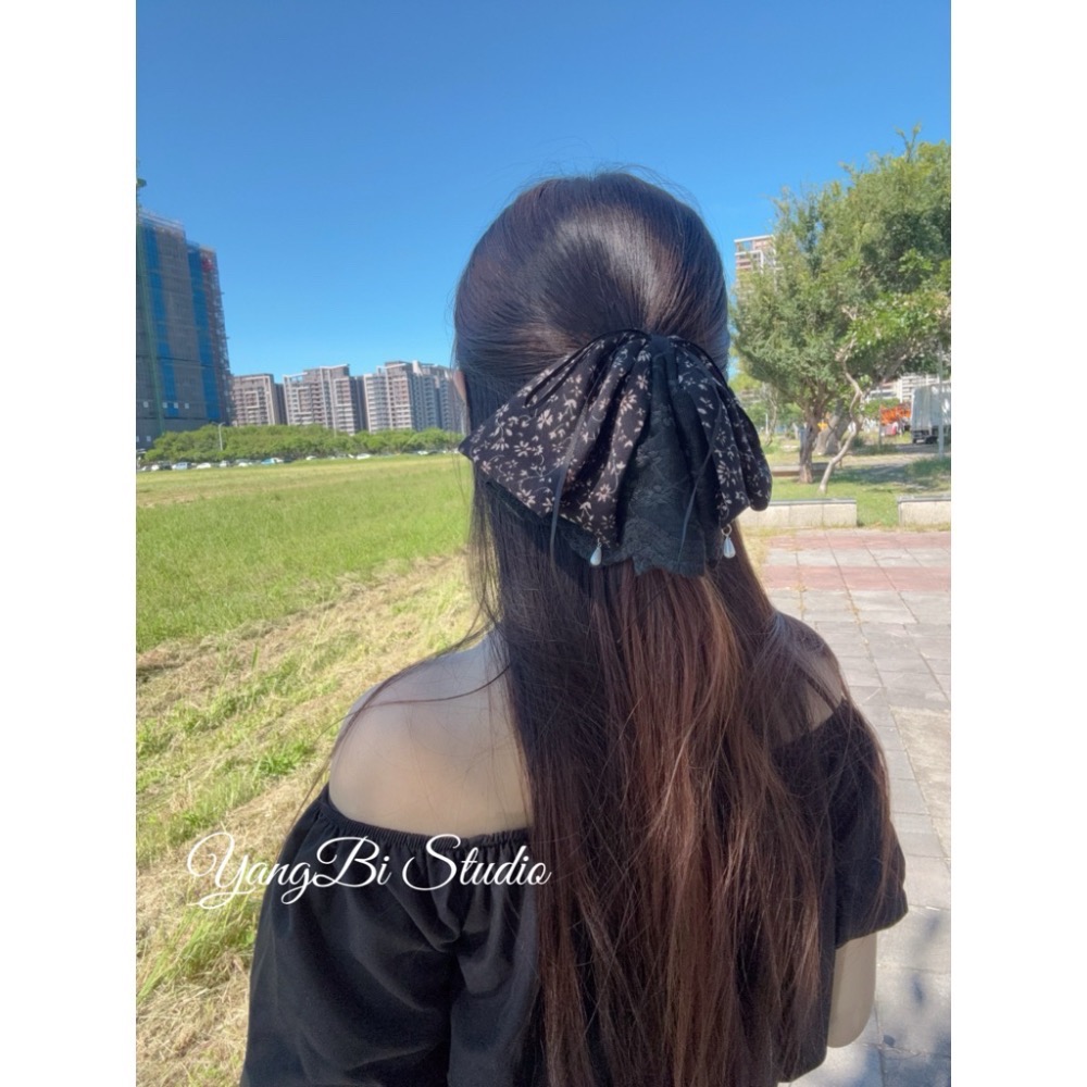 𝓨𝓪𝓷𝓰𝓑𝓲正韓質感超好🇰🇷馬尾夾界的天花板 厚磅布料絕美蕾絲碎花珍珠垂墜蝴蝶結串晶馬尾夾 V556-細節圖9