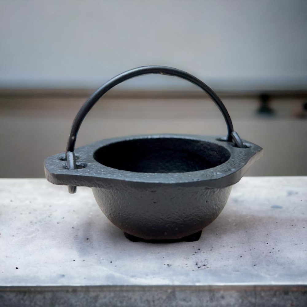 【魔法 五角星 鑄鐵鍋】 鐵釜 白鼠尾草 碳餅 樹脂 錐香 香粉 聖木 鼠尾草 蠟燭 薰香爐 【光之淨化】-細節圖6