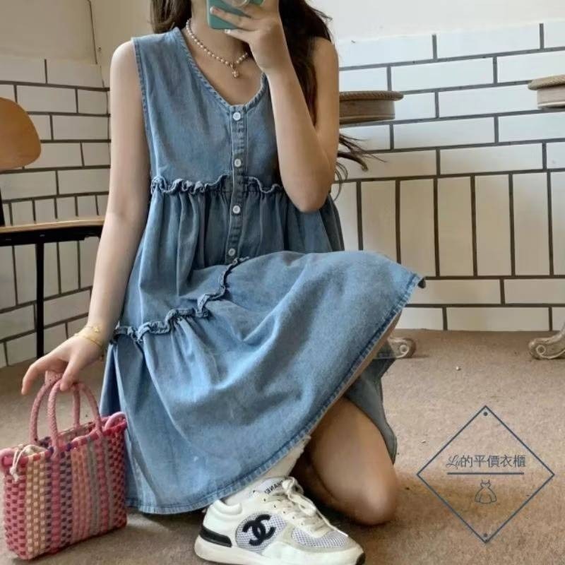 🌿Lu的平價衣櫃🌿現貨✔️韓系V領排扣木耳邊甜美減齡牛仔背心連衣短裙-細節圖2