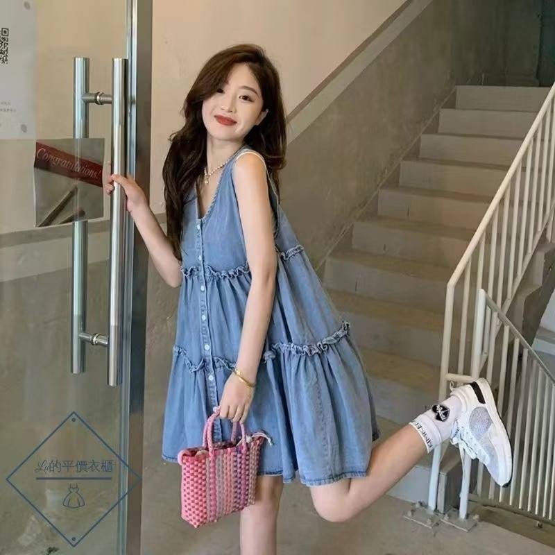 🌿Lu的平價衣櫃🌿現貨✔️韓系V領排扣木耳邊甜美減齡牛仔背心連衣短裙-細節圖3