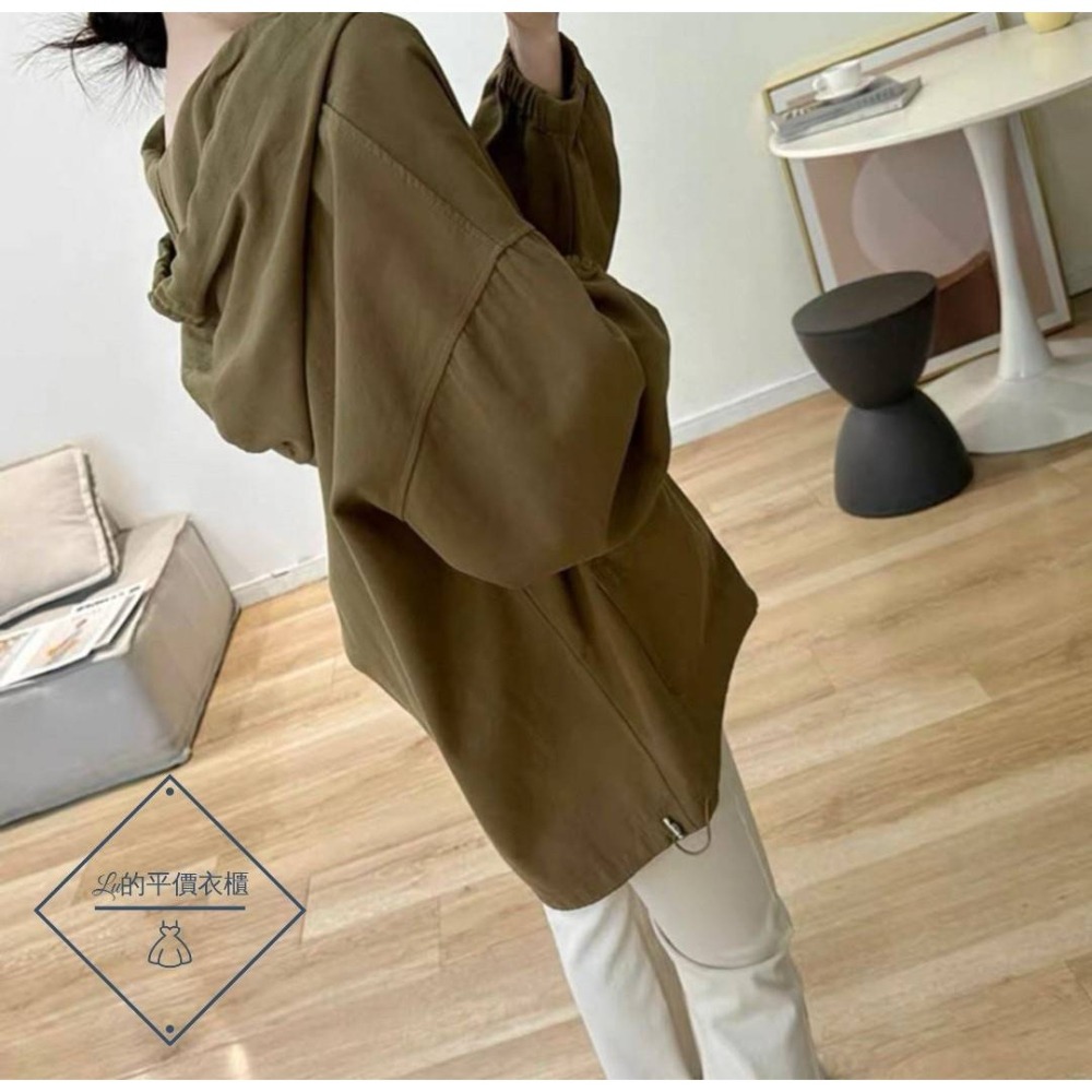 🌿Lu的平價衣櫃🌿現貨928u✔️韓系率性百搭排釦雙口袋抽繩連帽Tee#連帽#上衣#百搭#休閒#率性-細節圖3