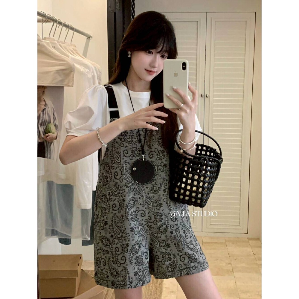 🌿Lu的平價衣櫃🌿🌸現貨6828-03✔️韓系質感家🇰🇷Y.JIA復古刺繡印花吊帶褲+泡泡袖白T套裝#吊帶褲-細節圖2