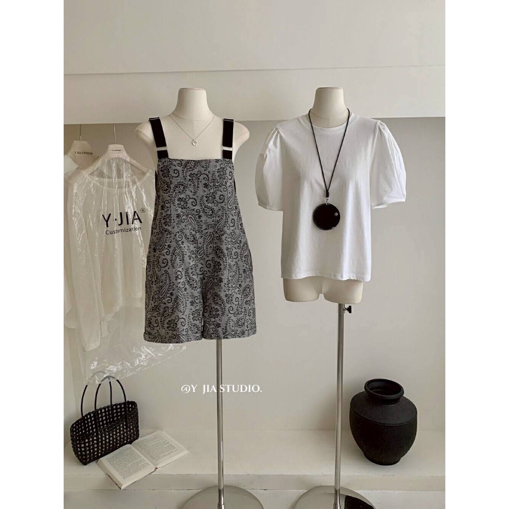 🌿Lu的平價衣櫃🌿🌸現貨6828-03✔️韓系質感家🇰🇷Y.JIA復古刺繡印花吊帶褲+泡泡袖白T套裝#吊帶褲-細節圖3