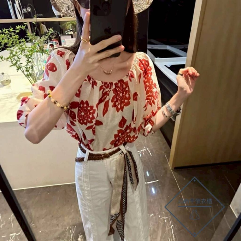 🌿Lu的平價衣櫃🌿🌸現貨A03-120-695-23✔️法式復古浪漫荷葉邊一字領棉麻印花兩穿上衣-細節圖3