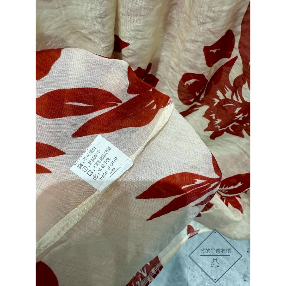 🌿Lu的平價衣櫃🌿🌸現貨A03-120-695-23✔️法式復古浪漫荷葉邊一字領棉麻印花兩穿上衣-細節圖5