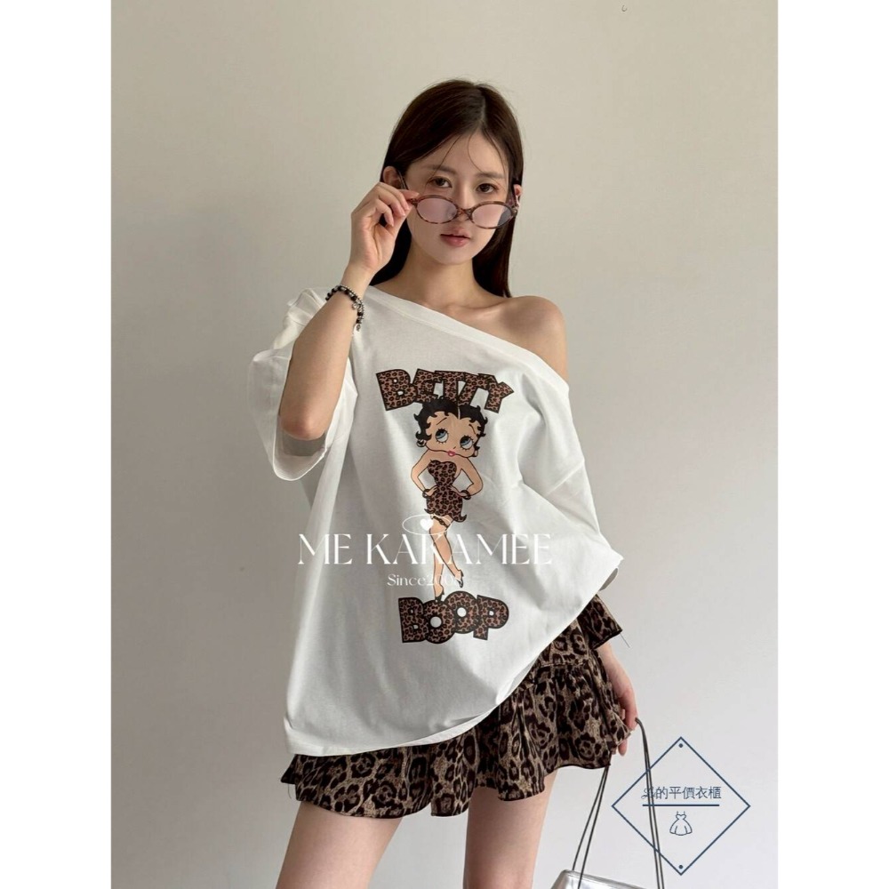 🌿Lu的平價衣櫃🌿🌸現貨A03-88-S3118-3✔️韓系質感KAKAMEE美式辣妹豹紋貝蒂小姐露肩短T#性感-細節圖3
