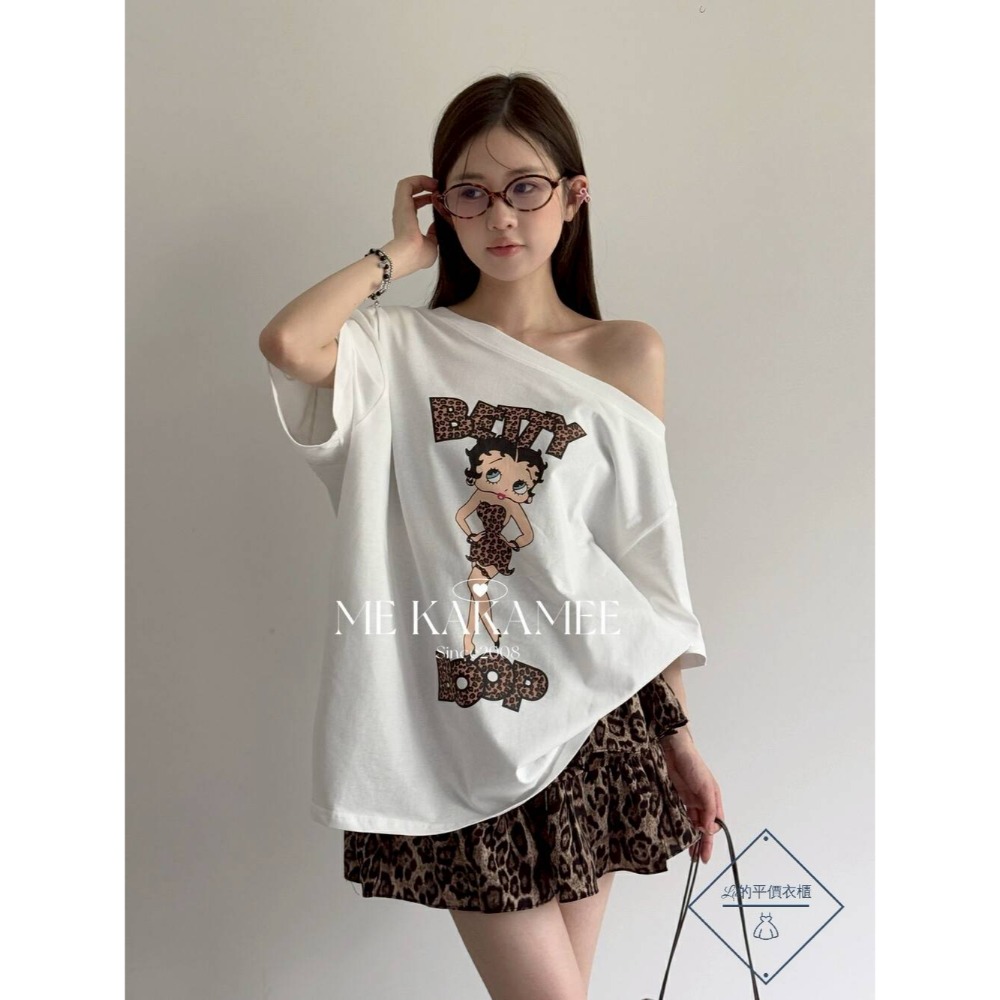 🌿Lu的平價衣櫃🌿🌸現貨A03-88-S3118-3✔️韓系質感KAKAMEE美式辣妹豹紋貝蒂小姐露肩短T#性感-細節圖4