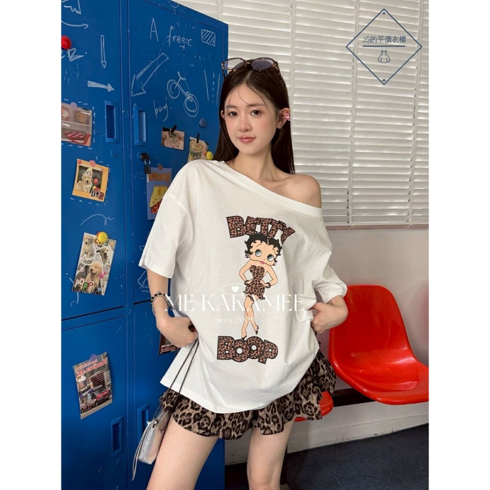 🌿Lu的平價衣櫃🌿🌸現貨A03-88-S3118-3✔️韓系質感KAKAMEE美式辣妹豹紋貝蒂小姐露肩短T#性感-細節圖5