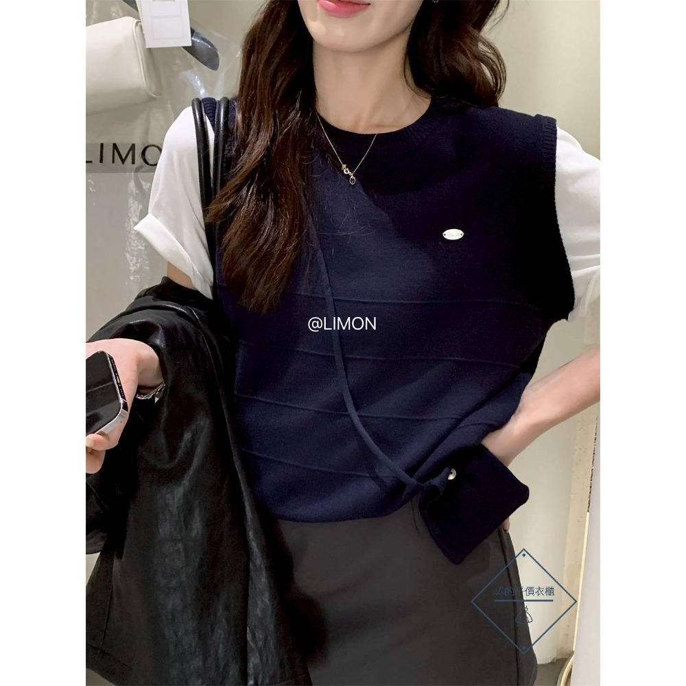 🌿Lu的平價衣櫃🌿🌸現貨A03-03-NM-8317-3✔️韓系減齡學院風細羊毛假兩件拼接針織背心 ( 配小包 )-細節圖2