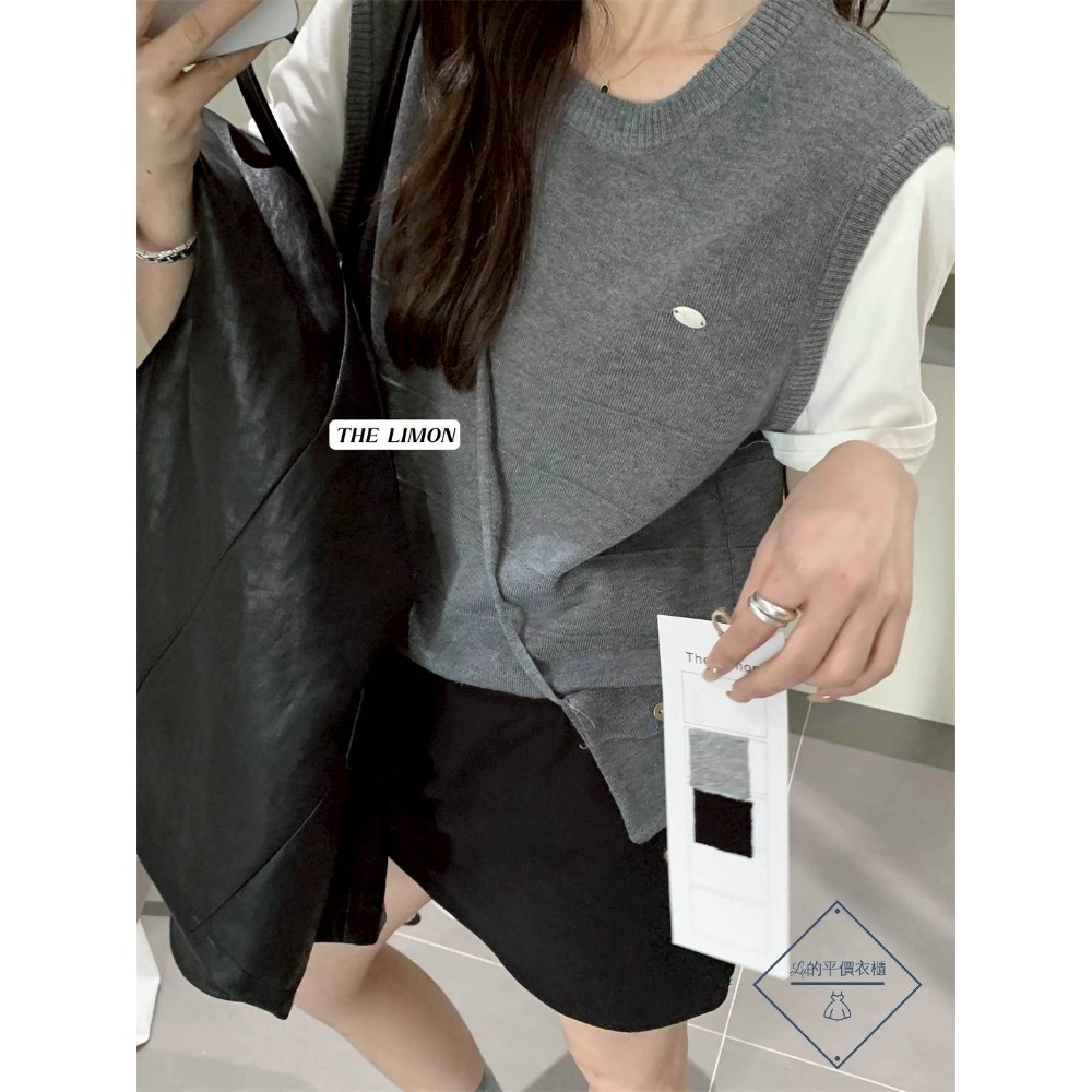 🌿Lu的平價衣櫃🌿🌸現貨A03-03-NM-8317-3✔️韓系減齡學院風細羊毛假兩件拼接針織背心 ( 配小包 )-細節圖3