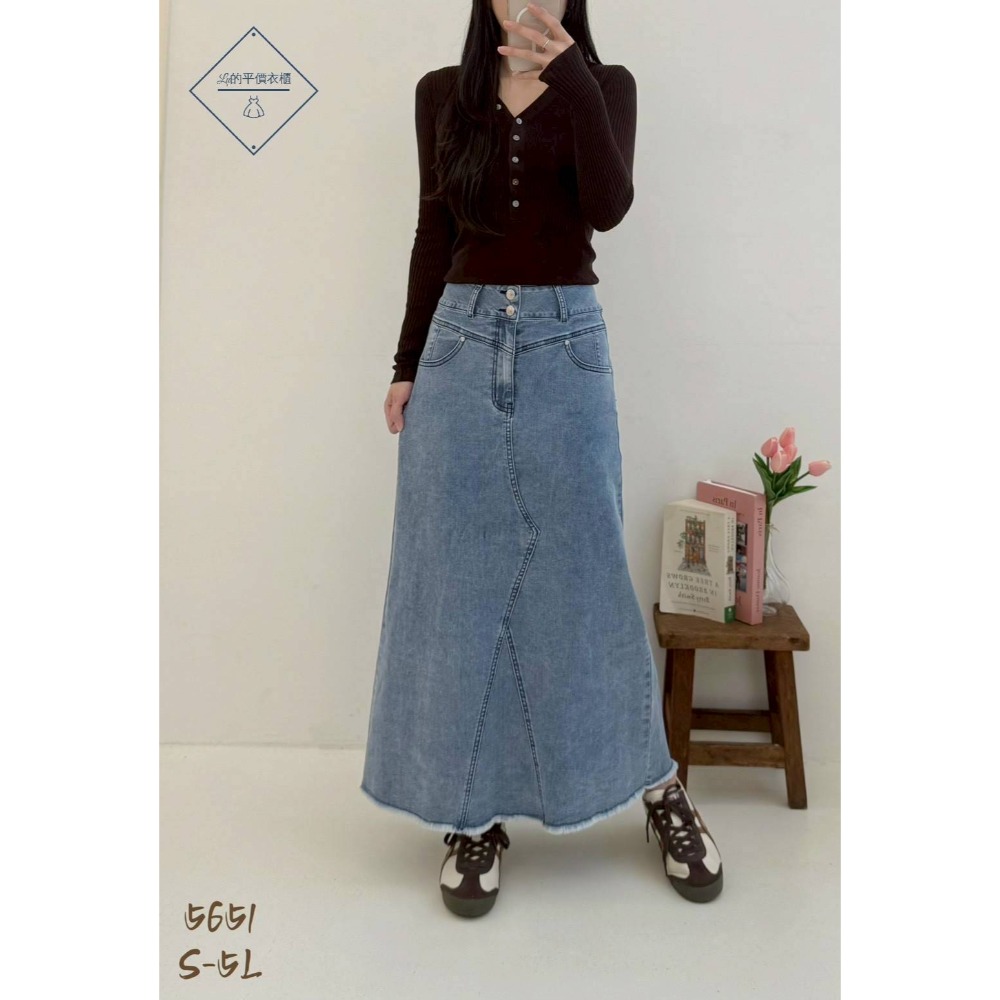 🌿Lu的平價衣櫃🌿🌸現貨5651a26✔️韓版率性百搭氣質雙釦美臀後開衩長裙#半身裙#牛仔裙#長裙#開衩#鬆緊腰-細節圖2