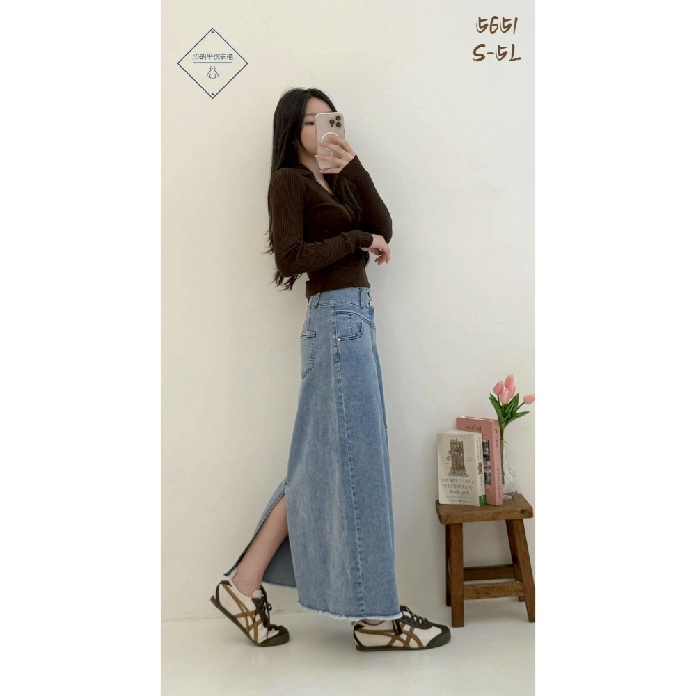 🌿Lu的平價衣櫃🌿🌸現貨5651a26✔️韓版率性百搭氣質雙釦美臀後開衩長裙#半身裙#牛仔裙#長裙#開衩#鬆緊腰-細節圖3