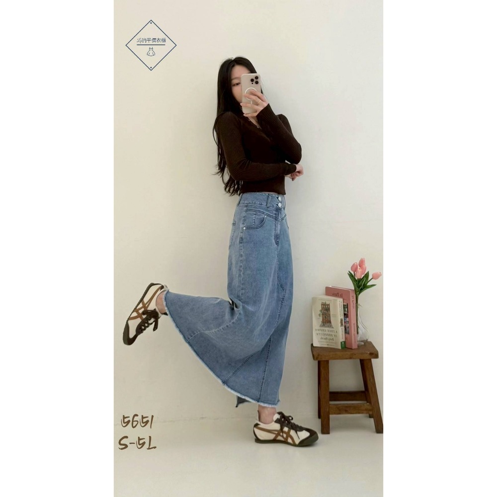 🌿Lu的平價衣櫃🌿🌸現貨5651a26✔️韓版率性百搭氣質雙釦美臀後開衩長裙#半身裙#牛仔裙#長裙#開衩#鬆緊腰-細節圖4