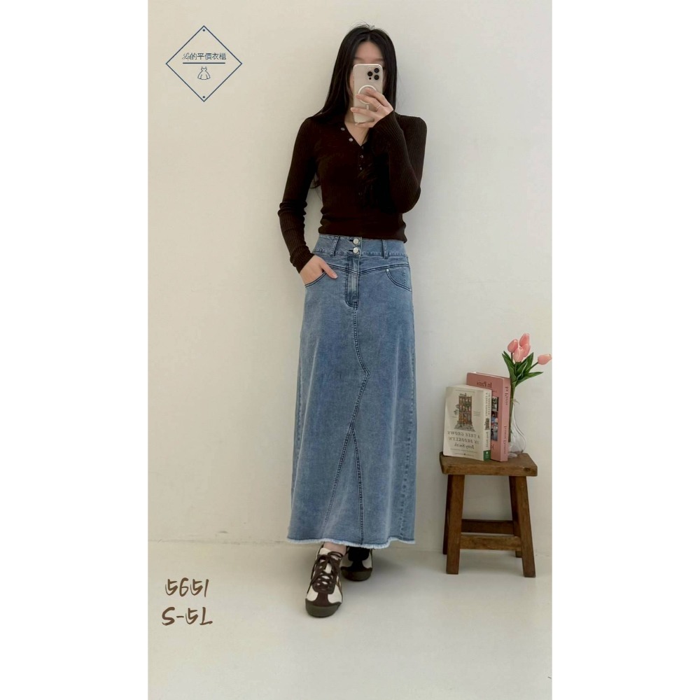 🌿Lu的平價衣櫃🌿🌸現貨5651a26✔️韓版率性百搭氣質雙釦美臀後開衩長裙#半身裙#牛仔裙#長裙#開衩#鬆緊腰-細節圖6